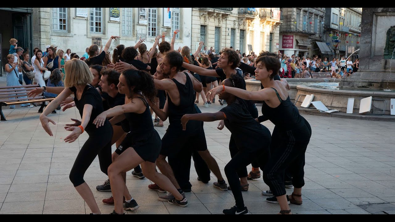 Performance du Bruit Qui Court, place de la République d'Arles