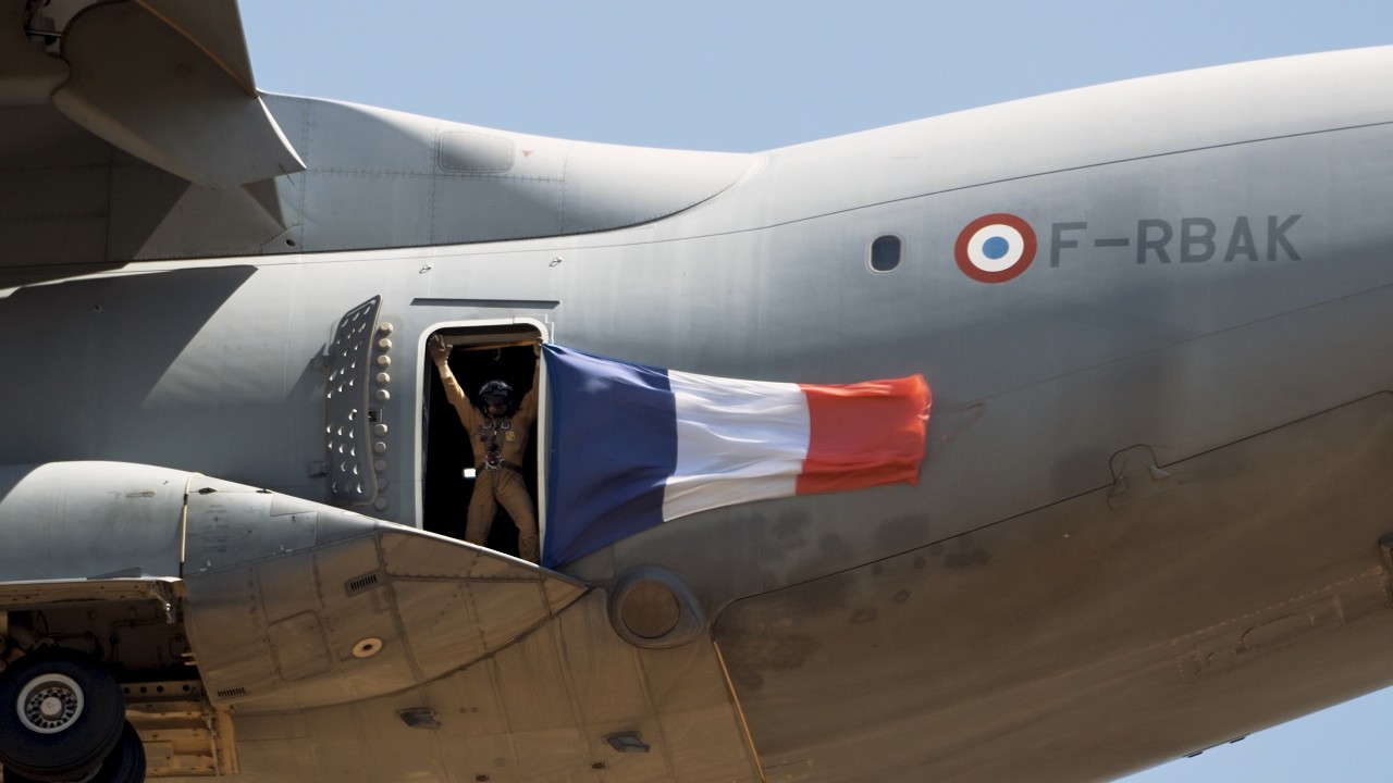 Потрясающее авиашоу A400M Atlas и команды Parachutistes Ph&eacute;nix | Donne-toi des Ailes 2026