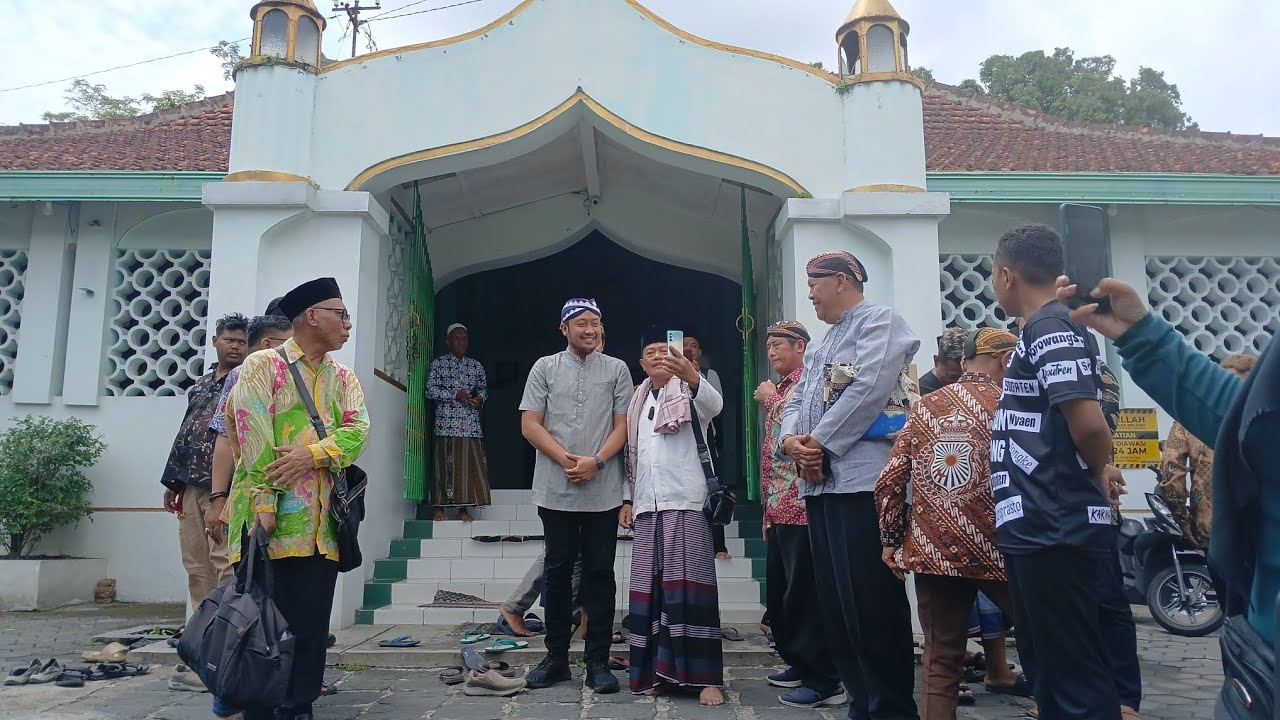 PB XIV Hangabehi salat jumat di Masjid tertua (Masjid Laweyan) di Solo, Berawal dari mimpi. #pbxiv 