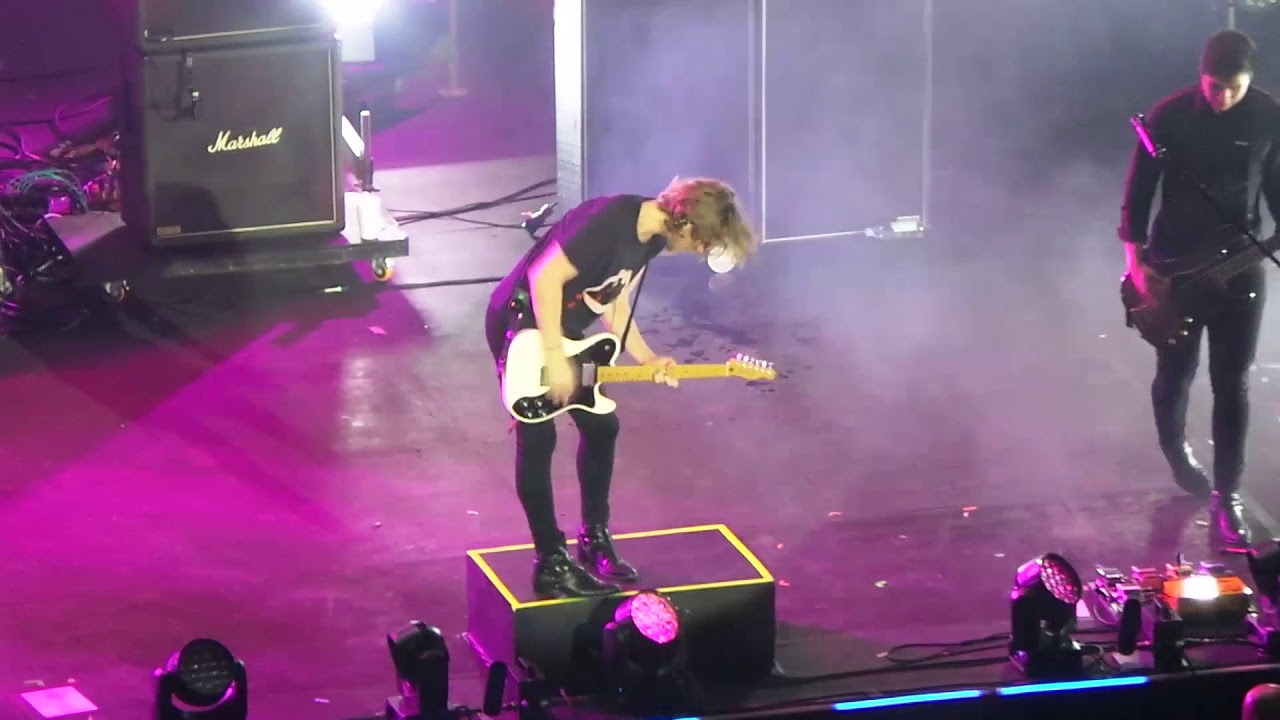 SHE'S KINDA HOT (5 Seconds Of Summer | 2017 Momentum Live MNL)