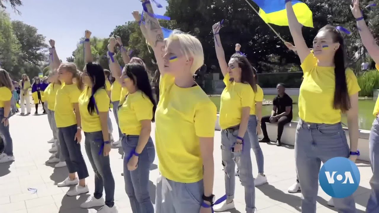Ukrainian Diaspora in LA Holds Weekly Flash Mobs in Support of Ukraine