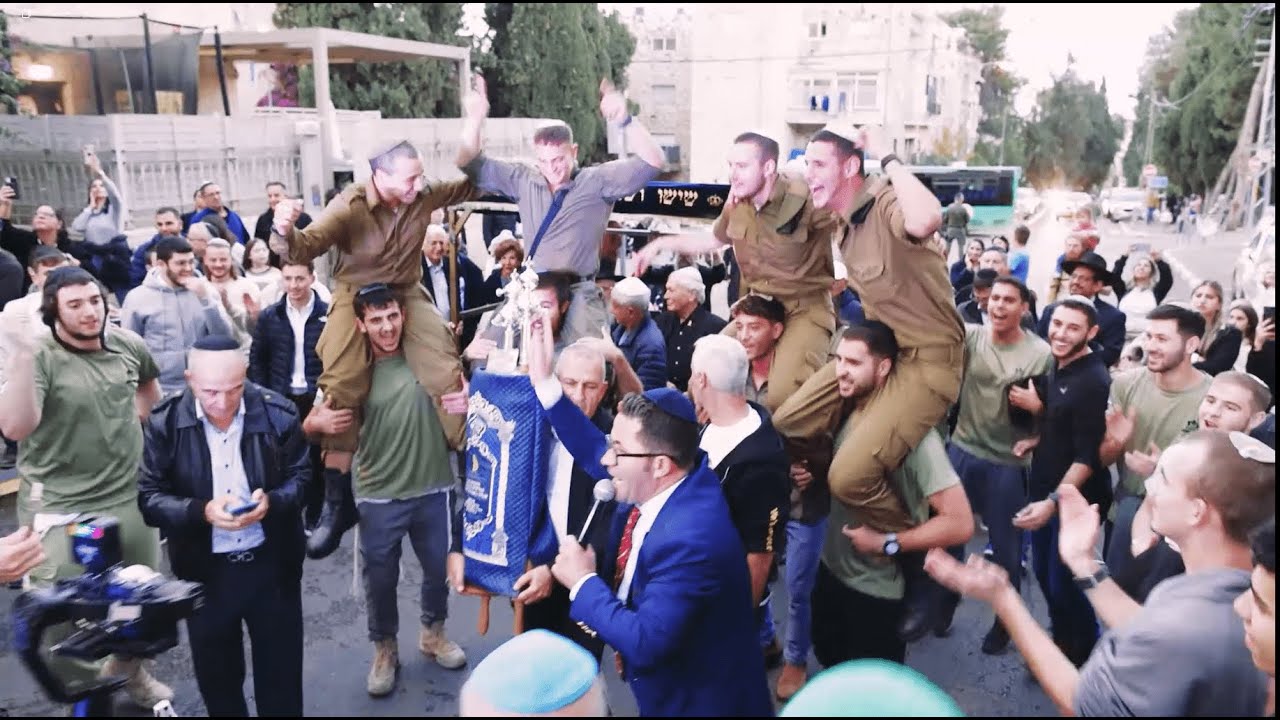 מכינת עטרת שבלב העיר העתיקה ירושלים בהכנסת ספר תורה לחיילים בודדים שנפלו במלחמה