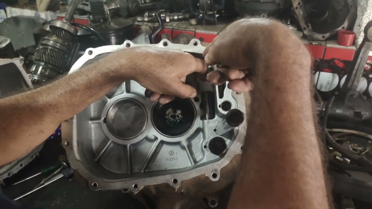 montando os eixos e garfos da caixa de marcha da Nissan e S10 motor mwm 2.8