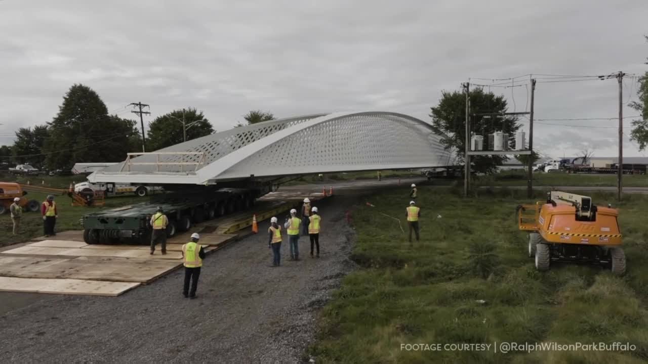 Crews prepare to install new Ralph Wilson Park pedestrian bridge across I-190