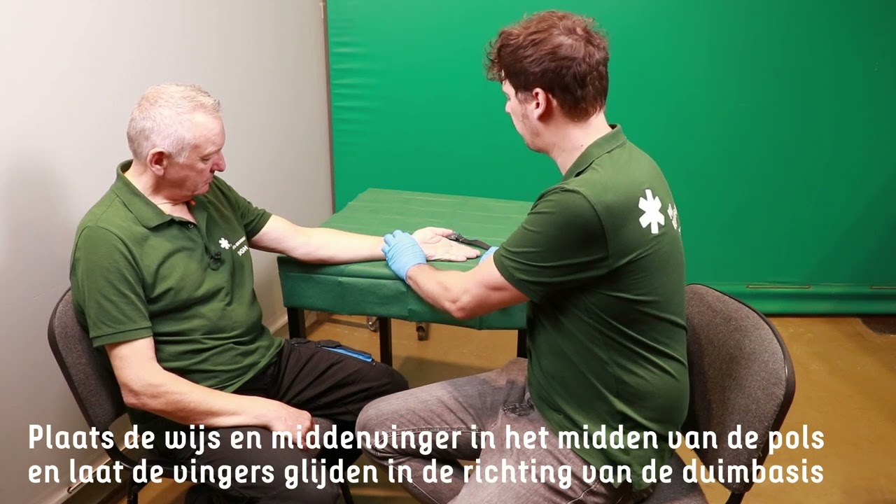 Meten van de hartslag ter hoogte van de polsslagader