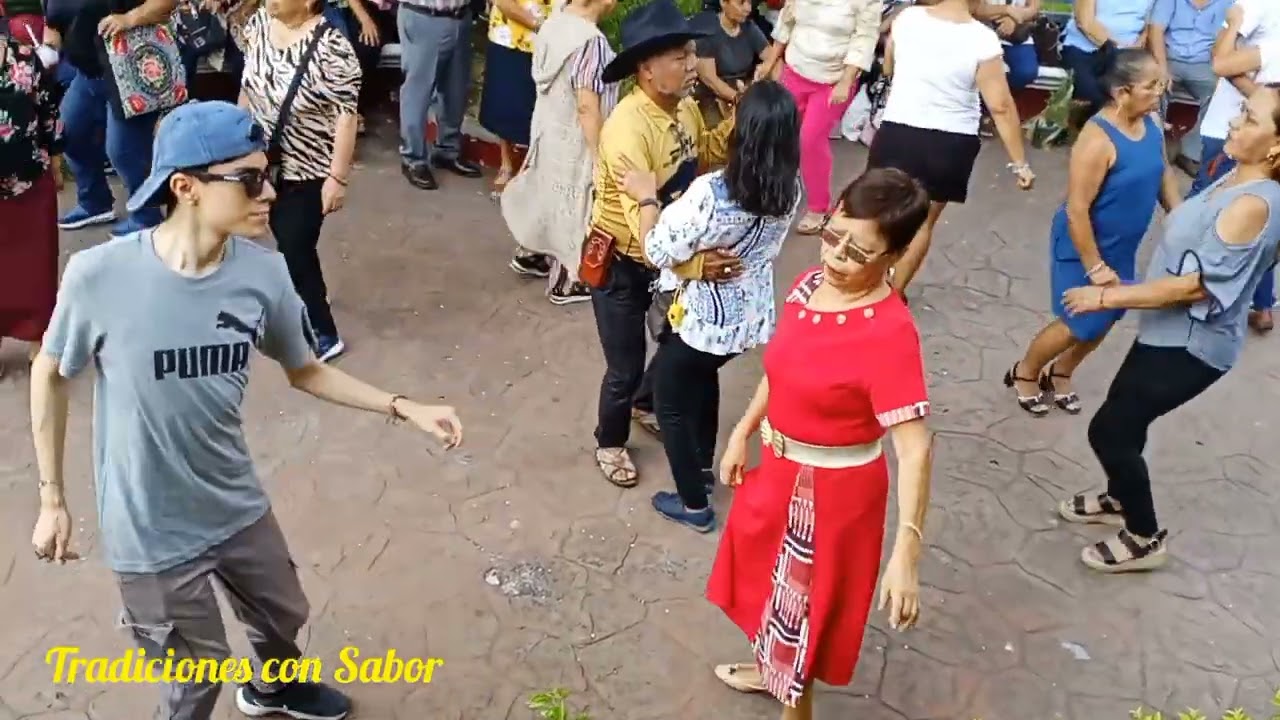Domingo baile en el parque de Berriozábal Chiapas con marimba 