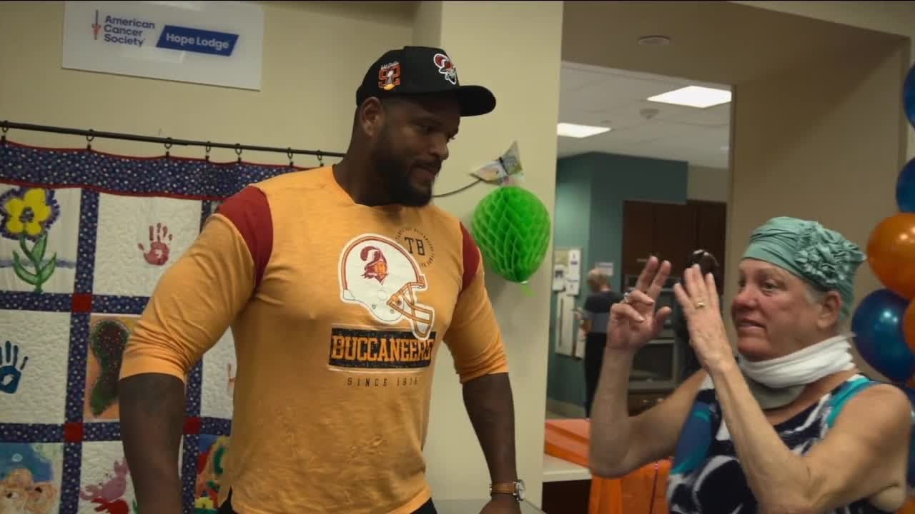 Bucs' William Gholston surprises cancer patients at Hope Lodge in Tampa