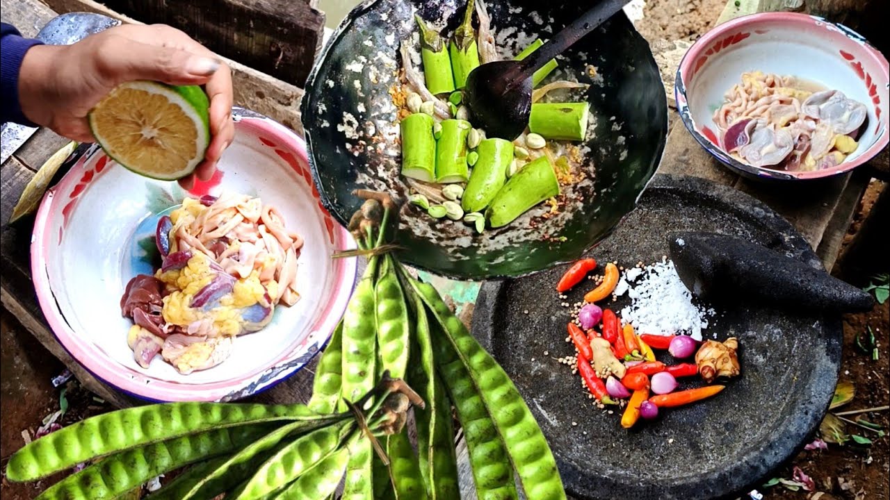 Pria ini bagikan 3 resep masakan desa dalam satu video; ikan asap jeroan ayam ikan asin terong