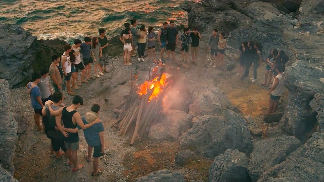 Um tsunami deixa um grupo de estudantes preso em uma ilha remota, sem contato com o mundo exterior.