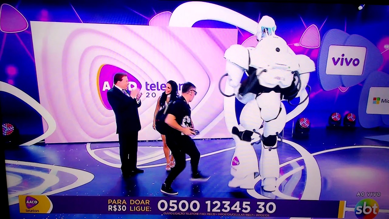 Robôzao dançando Despacito  Teleton 2017