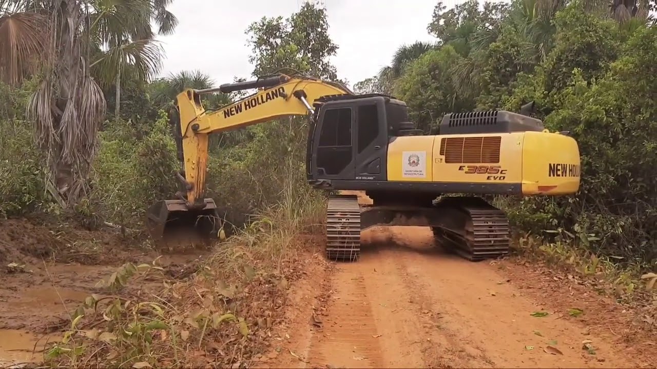 Limpeza de Aterro para Cascalhamento/Escavadeira/PC  E385C New Holland.