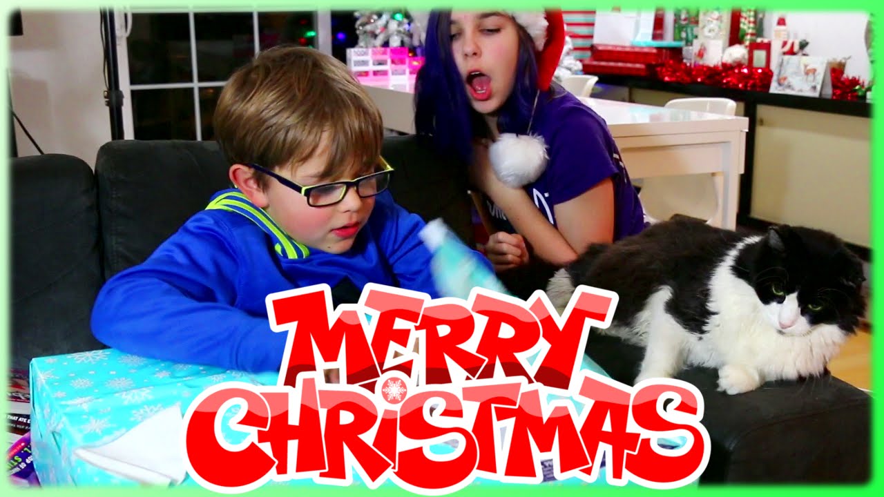 OPENING PRESENTS ON CHRISTMAS EVE | RADIOJH AUTO