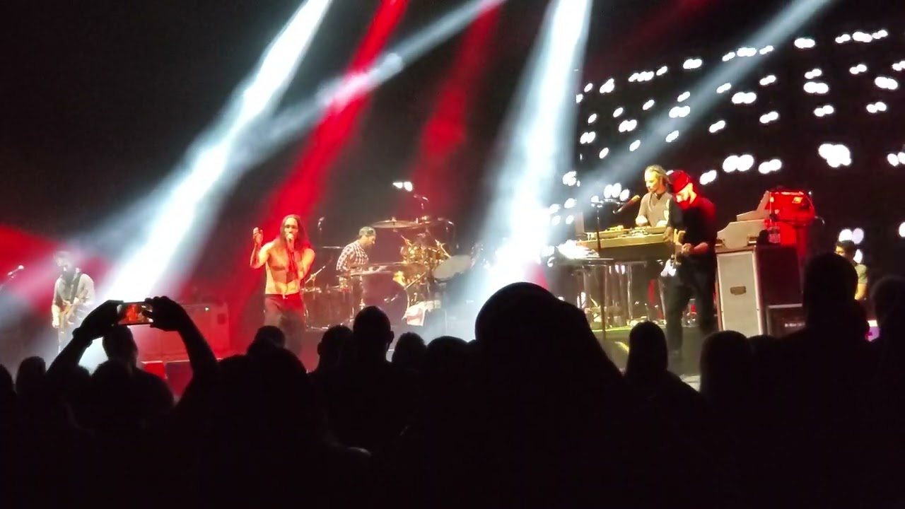 Live performance of Incubus performing Anna Molly in NYC at Radio City Music Hall (2019).