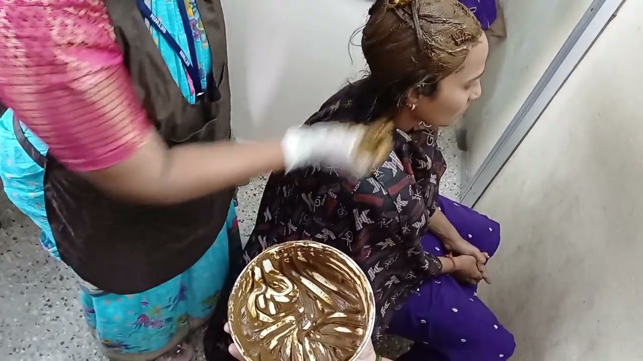 Application of henna.