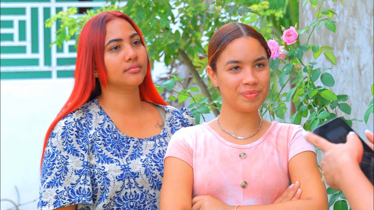 Dos amigas se le ríen en la cara a otra por la situación que está pasando