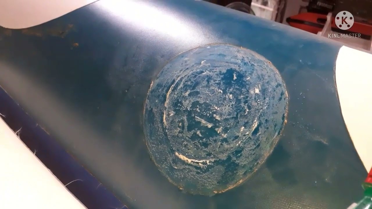 limpando cola velha com diluidor., para recolar novamente.