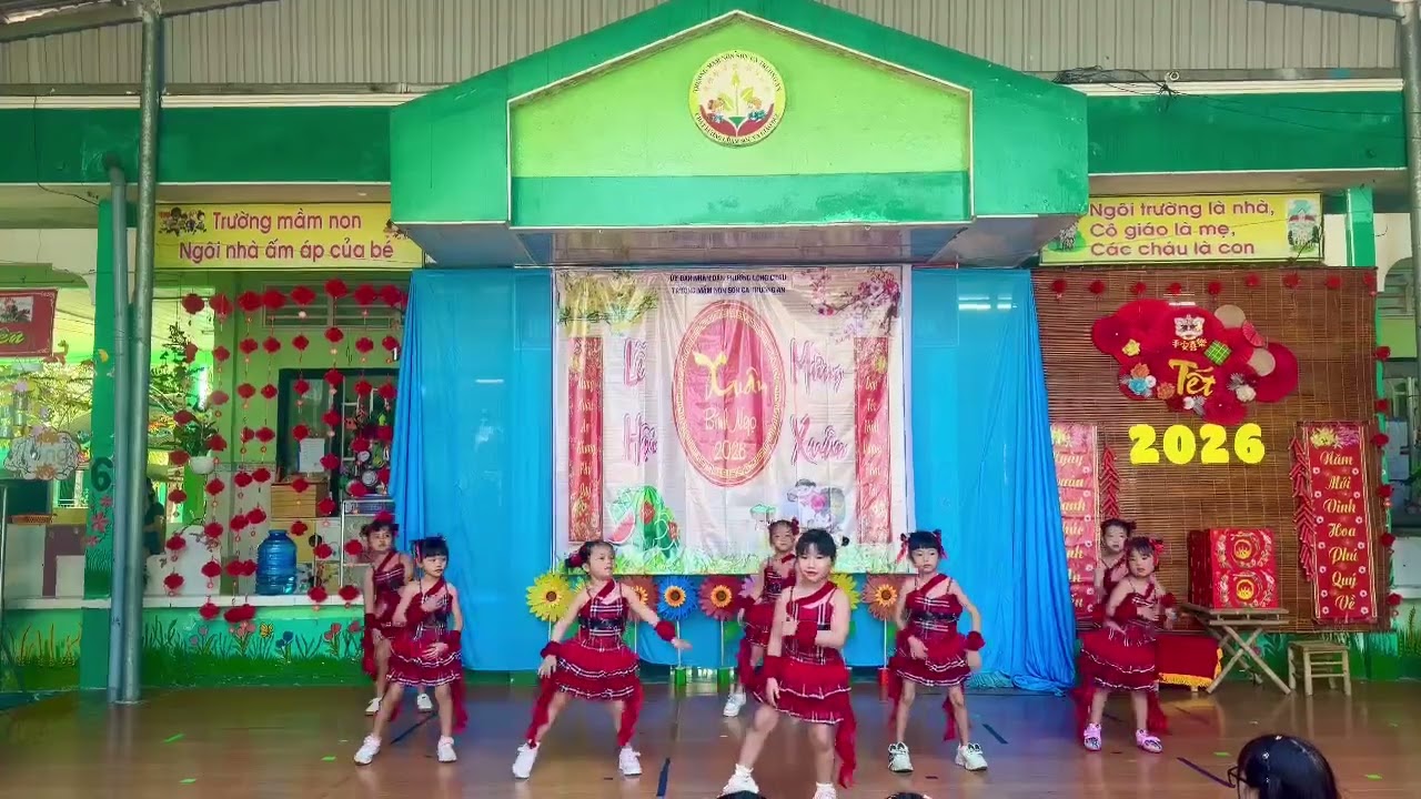 Chào xuân năm mới trường mần non Sơn Ca, Long Châu