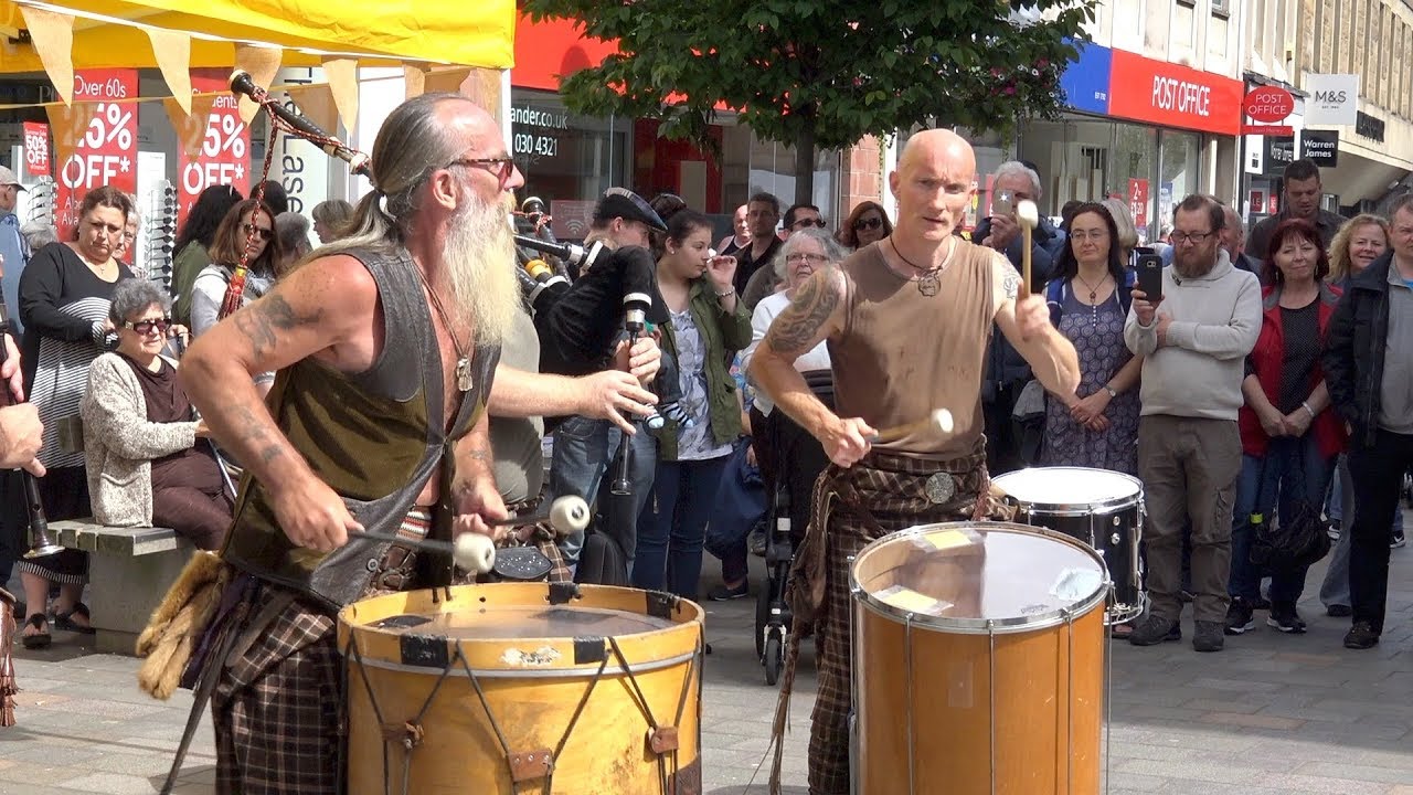 Clanadonia, Scottish tribal pipes & drums playing Jigs live in Perth, Scotland, Aug 2017