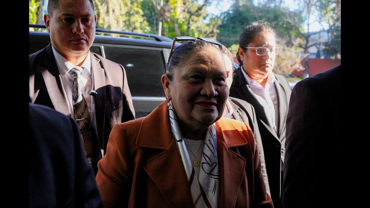 Consuelo Porras evita responder por investigaciones contra La Botica: si está interesado, queréllese