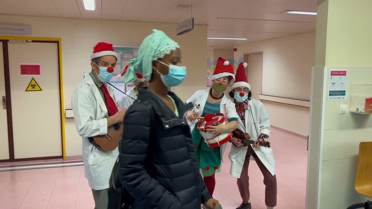Coro de Natal da Operação Nariz Vermelho canta e encanta no HFF