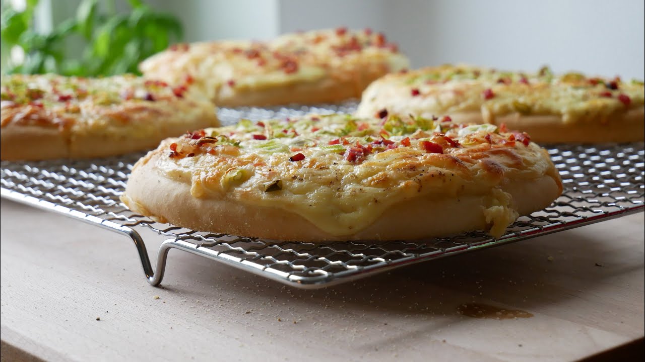 Rahmfladen mit Speck & Zwiebeln (Rezept) || Mini Pizzas with Bacon & Onions (Recipe) || [ENG SUBS]