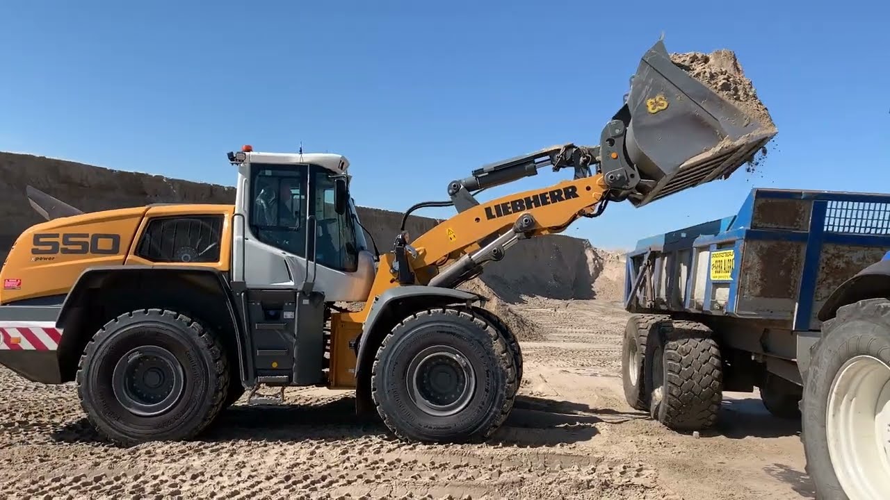 Liebherr L550 X power shovel van Jatra BV Drachten.
