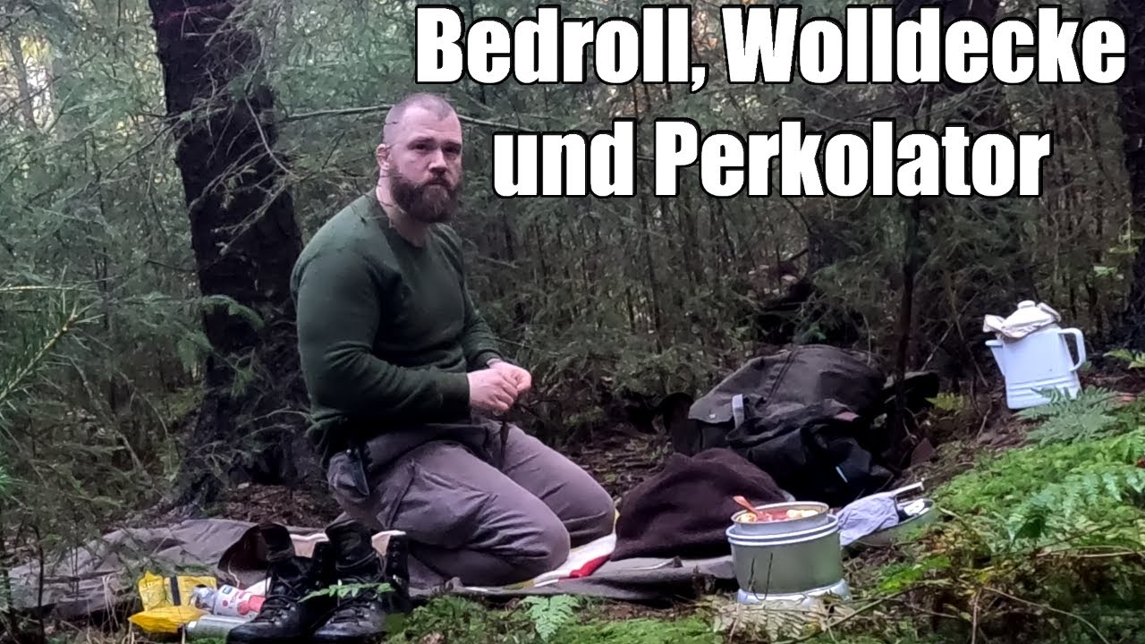 Nacht im Wald mit Bedroll, Wolldecke und Perkolator Kaffee
