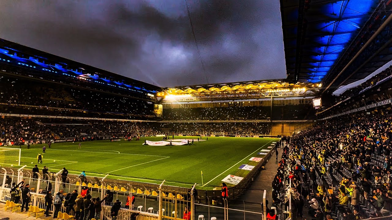 Fenerbahçe taraftarından müthiş ışıklandırma eşliğinde Seni Yazdım resitali