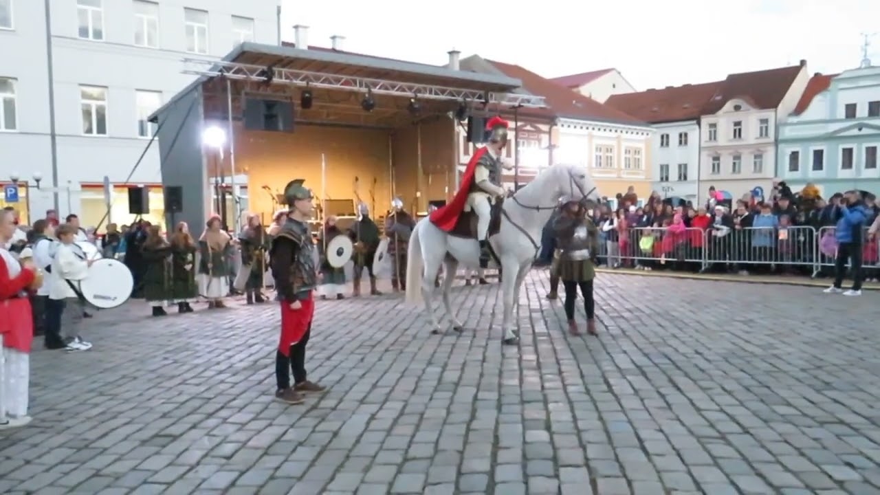 PELHŘIMOV: Sv. Martin - Př&iacute;jezd do města