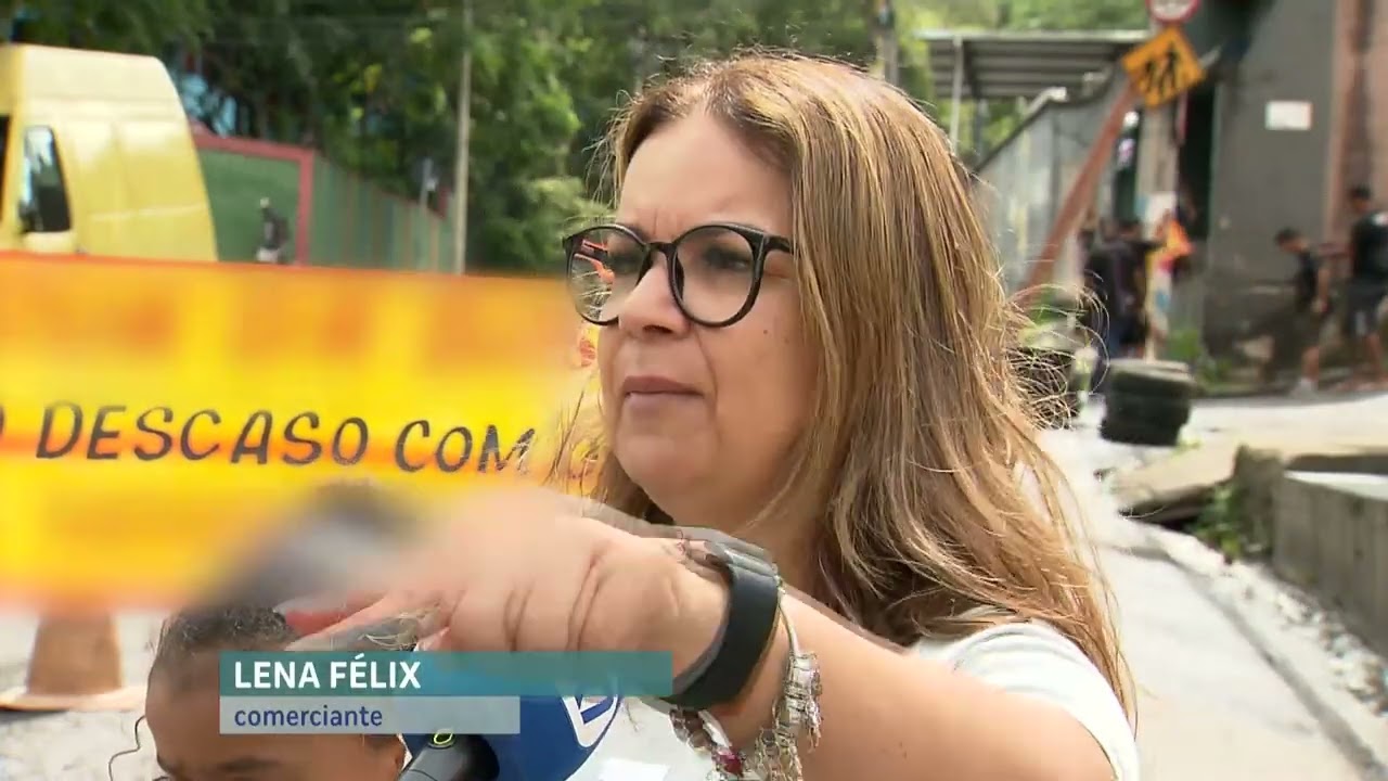 Moradores e comerciantes fazem protesto contra esgoto na rua, em BH