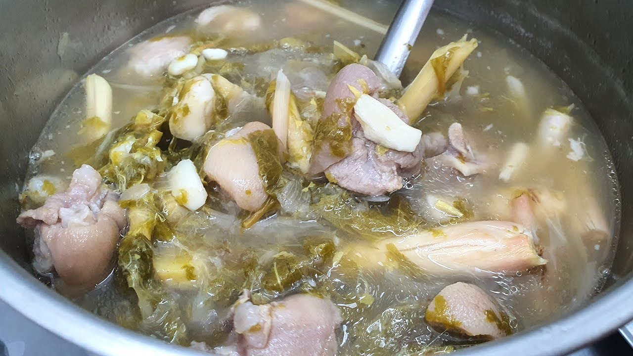 ต้มขาหมูใบชะมวง ขาหมูเปื่อยนุ่ม คล่องคอเปรี้ยวชื่นใจ ทำง่าย อร่อย  Pork leg with Chamuang leaves