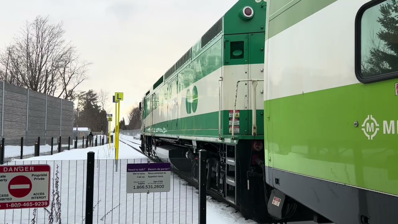 GO Train Arriving and Departing Agincourt Station