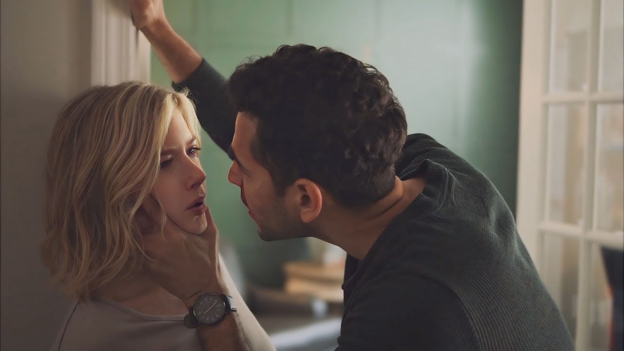 Ela elimina o marido e é absolvida pelo tribunal, mas o passado continua a assombrá-la em sua casa.