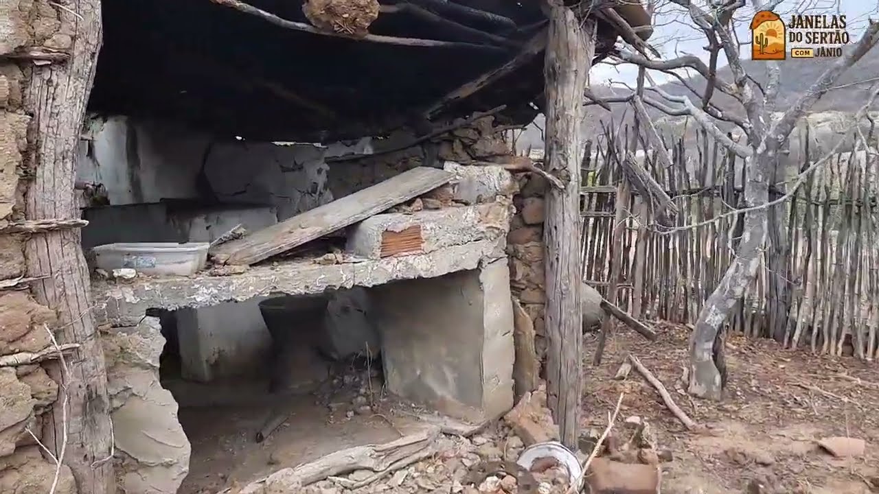 Perdida no Sertão: Quem Morava Nesta Casa de Taipa Abandonada?