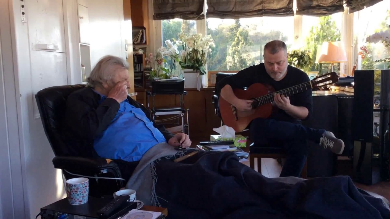 Ο Παναγιώτης Μάργαρης παίζει κιθάρα στον Μίκη Θεοδωράκη - 