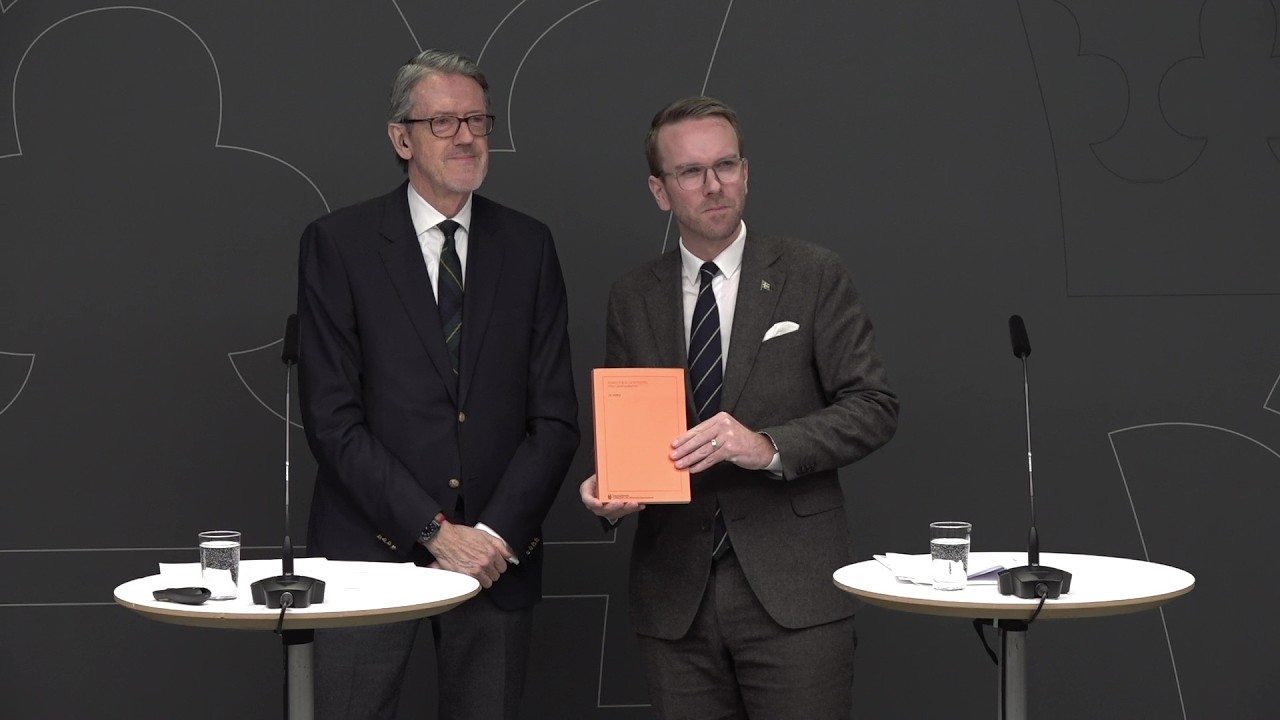 Andreas Carlson tar emot utredning om Lantmäteriets arbete med informationssäkerhet
