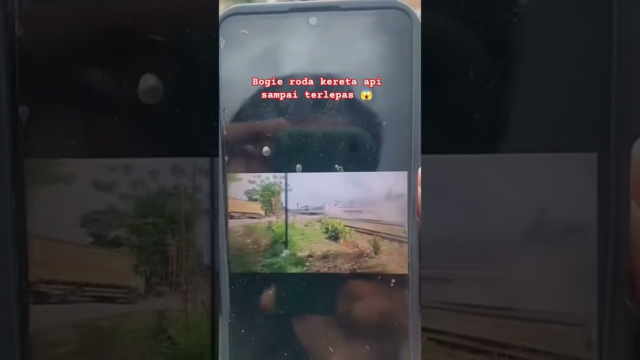 KERETA API ANJLOK/TERGELINCIR DARI REL