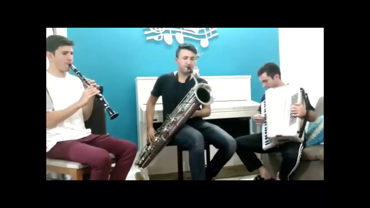 Tocata com Partitura - Busquemos Irmãos Caros - Clarinete e Sax Barítono.