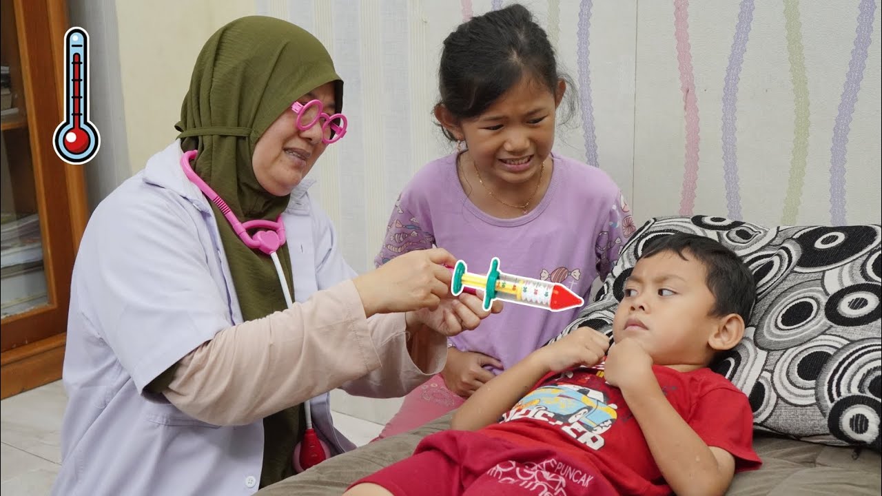 Samil Sakit panas gara-gara Mandi hujan - Bermain dokter-dokteran | Zein husna
