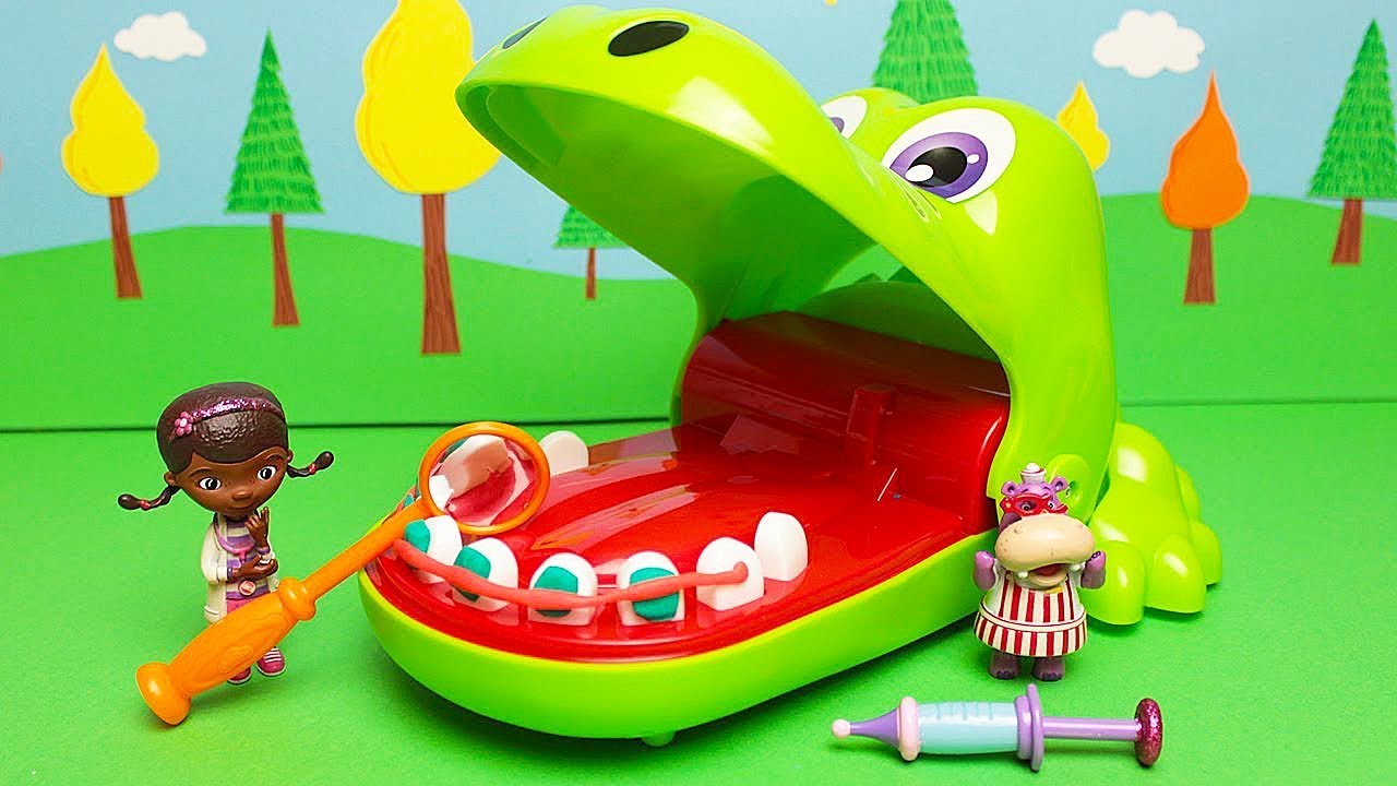 La Dottoressa Peluche cura i denti di Cocco Dentista [Storia con Giocattoli]