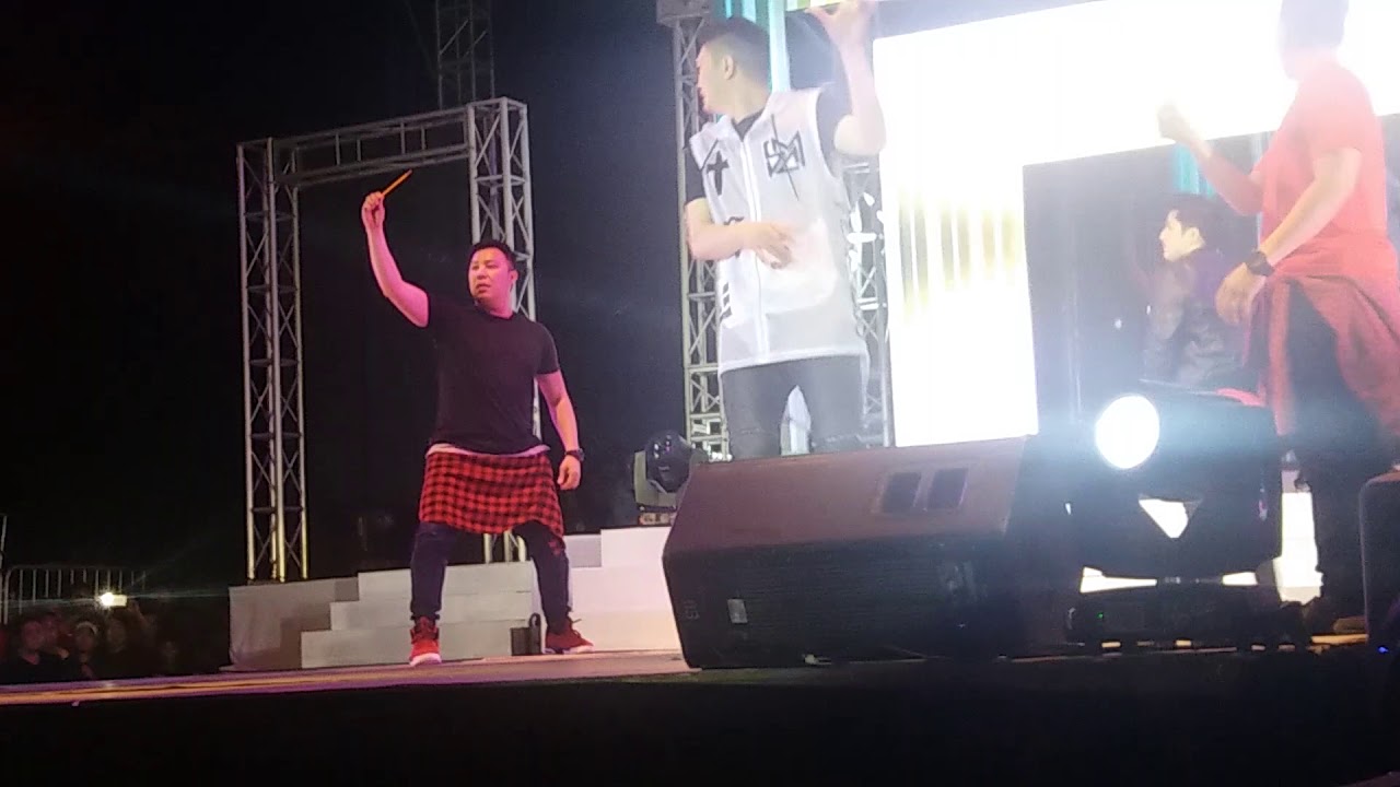 VHONG NAVARRO
-NAHULOG 😂#TAMBAYERS #GOODVIBES