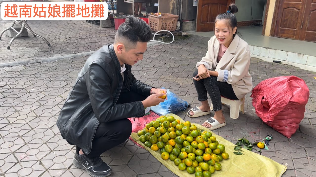 越南姑娘在路邊擺地攤，我們來全買，看她有什麼反應？