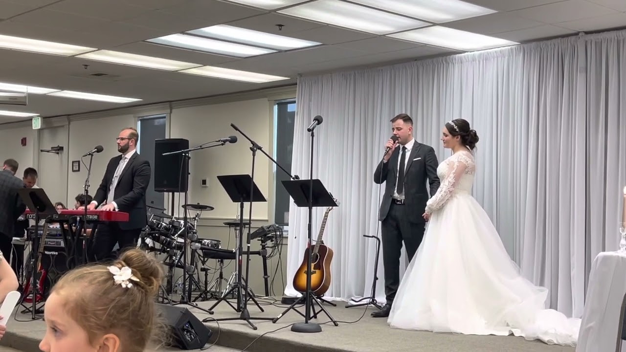 Жених поёт невесте  (соло)