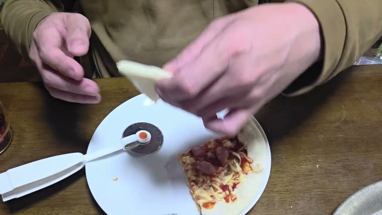 ヤマナカで購入した、石窯工房ピザの、シャウエッセンピザを、レンチンして、夕飯に堪能している所を、撮影してみました。