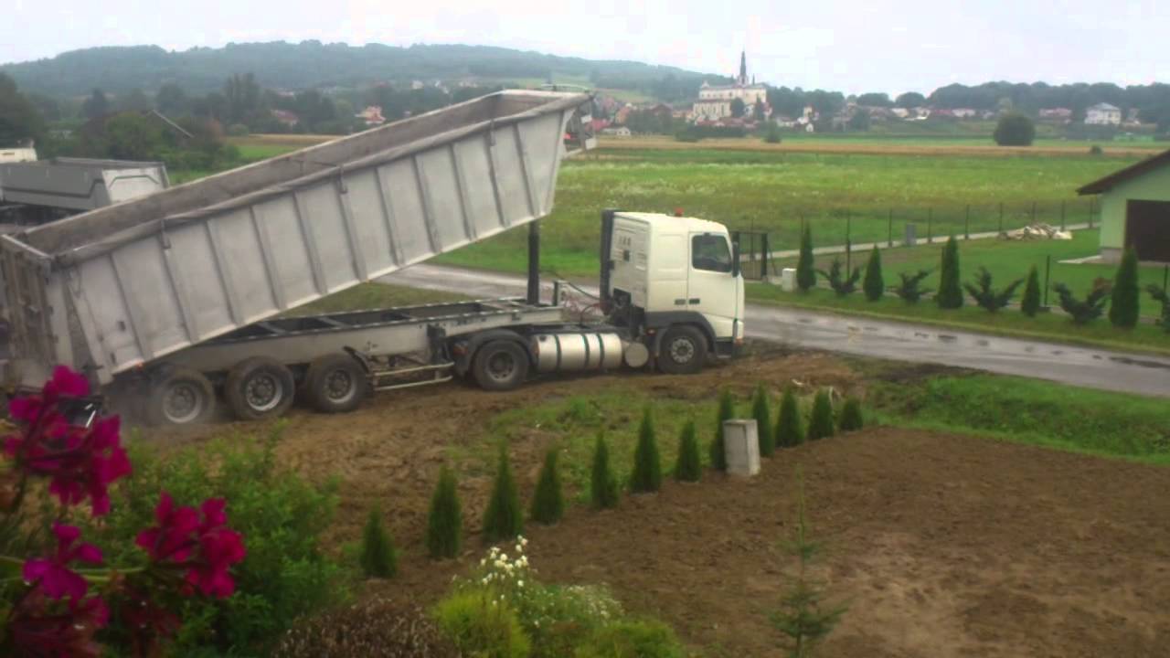 TIR VOLVO 380 wysypuje żwir