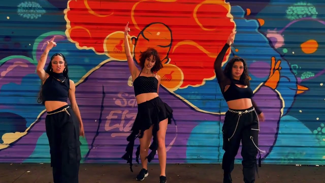 'Fala baixinho' Performance Video