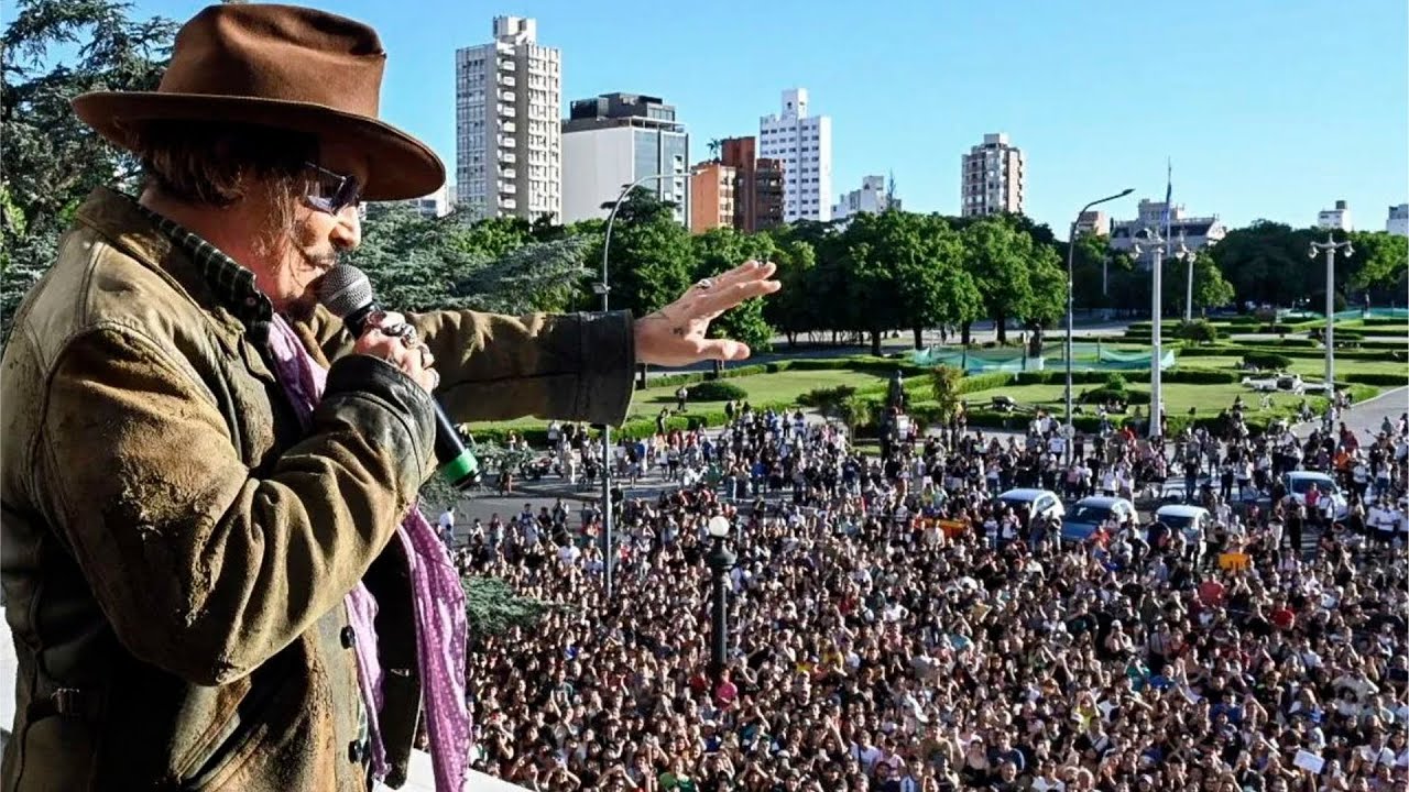 UNA MULTITUD OVACIONÓ A JOHNNY DEPP, QUE SALIÓ AL BALCÓN DEL PALACIO MUNICIPAL EN LA PLATA