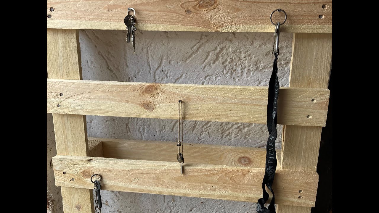 dekoratives Schlüsselbrett aus einer kleinen Palette gebaut