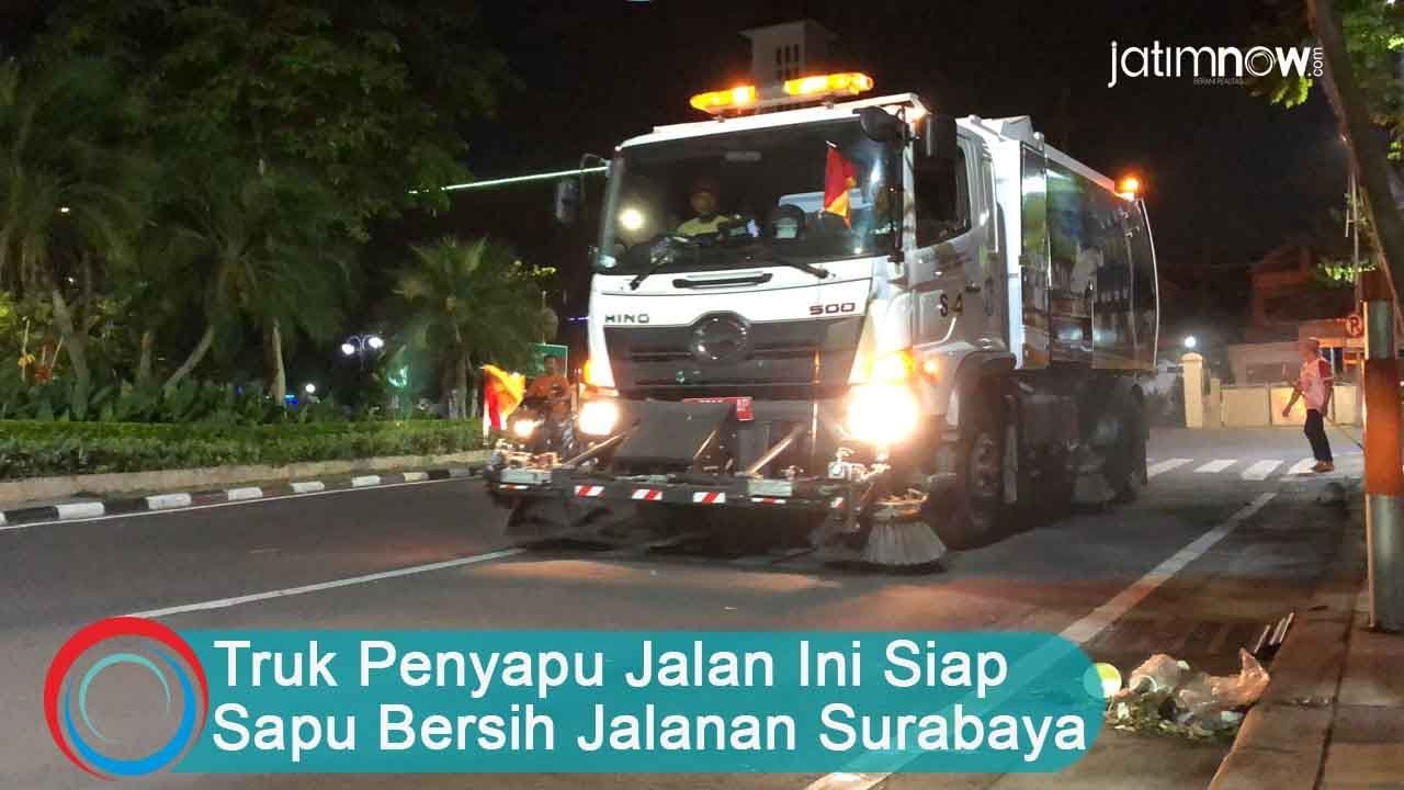 Truk Penyapu Jalan Ini Siap Sapu Bersih Jalanan Surabaya