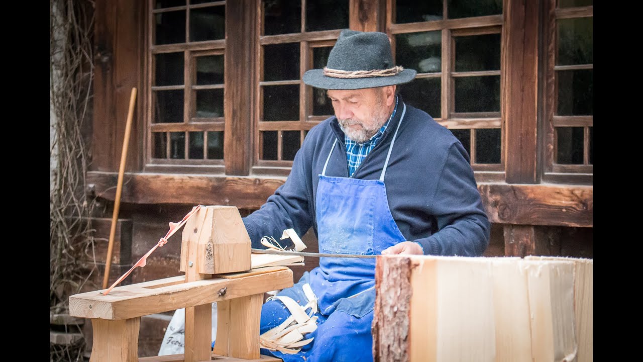 Vogtsbauernhof: Handwerksvorführung des Schindelmachers